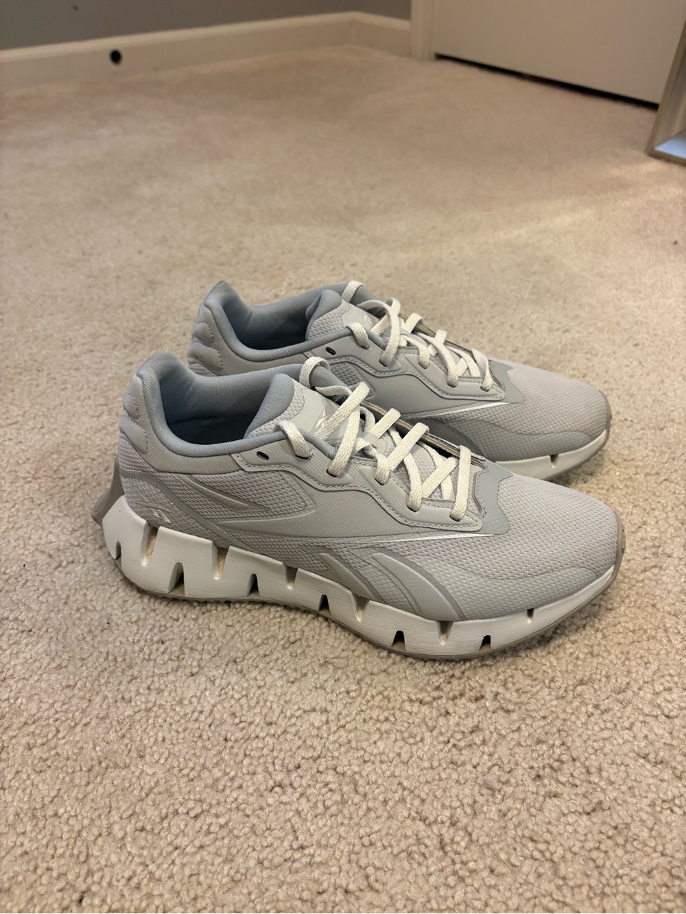 Reebok Zig Dynamica Gray White Athletic Sneakers Women Size 8